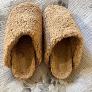 Intentionally Blank IB Sherpa slippers tan